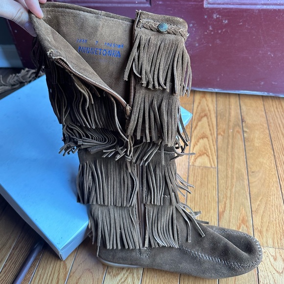 Minnetonka Women's 5-Layer Fringe Boot - Picture 2 of 6